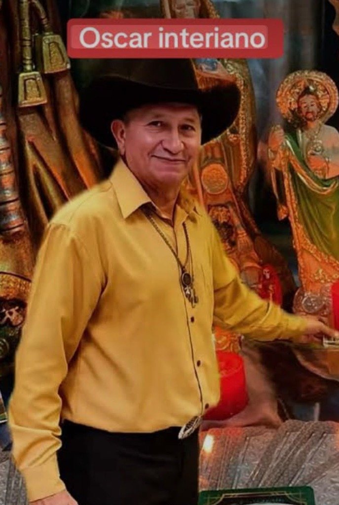 Maestro Oscar Interiano en su Altar